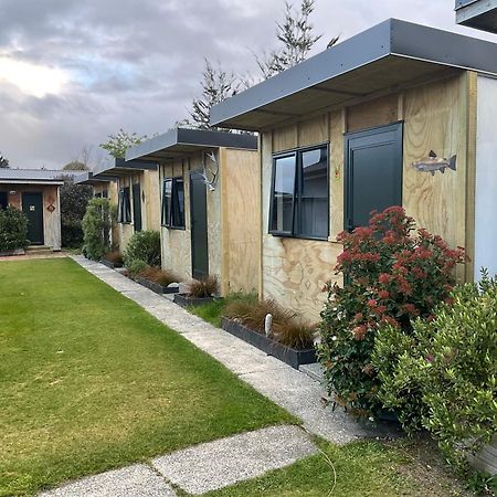 Mountains Edge Cabins Monowai Exterior photo
