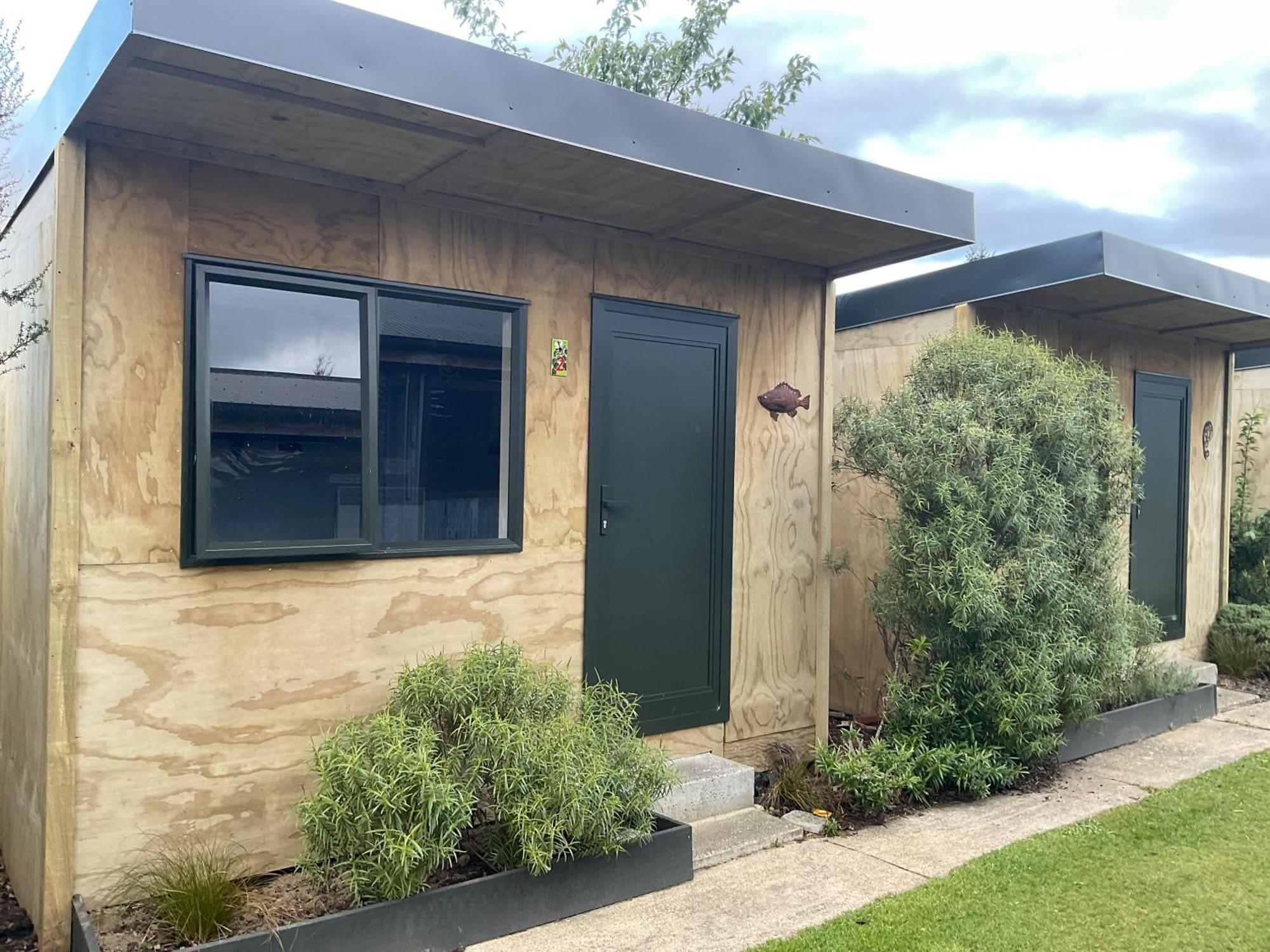 Mountains Edge Cabins Monowai Exterior photo