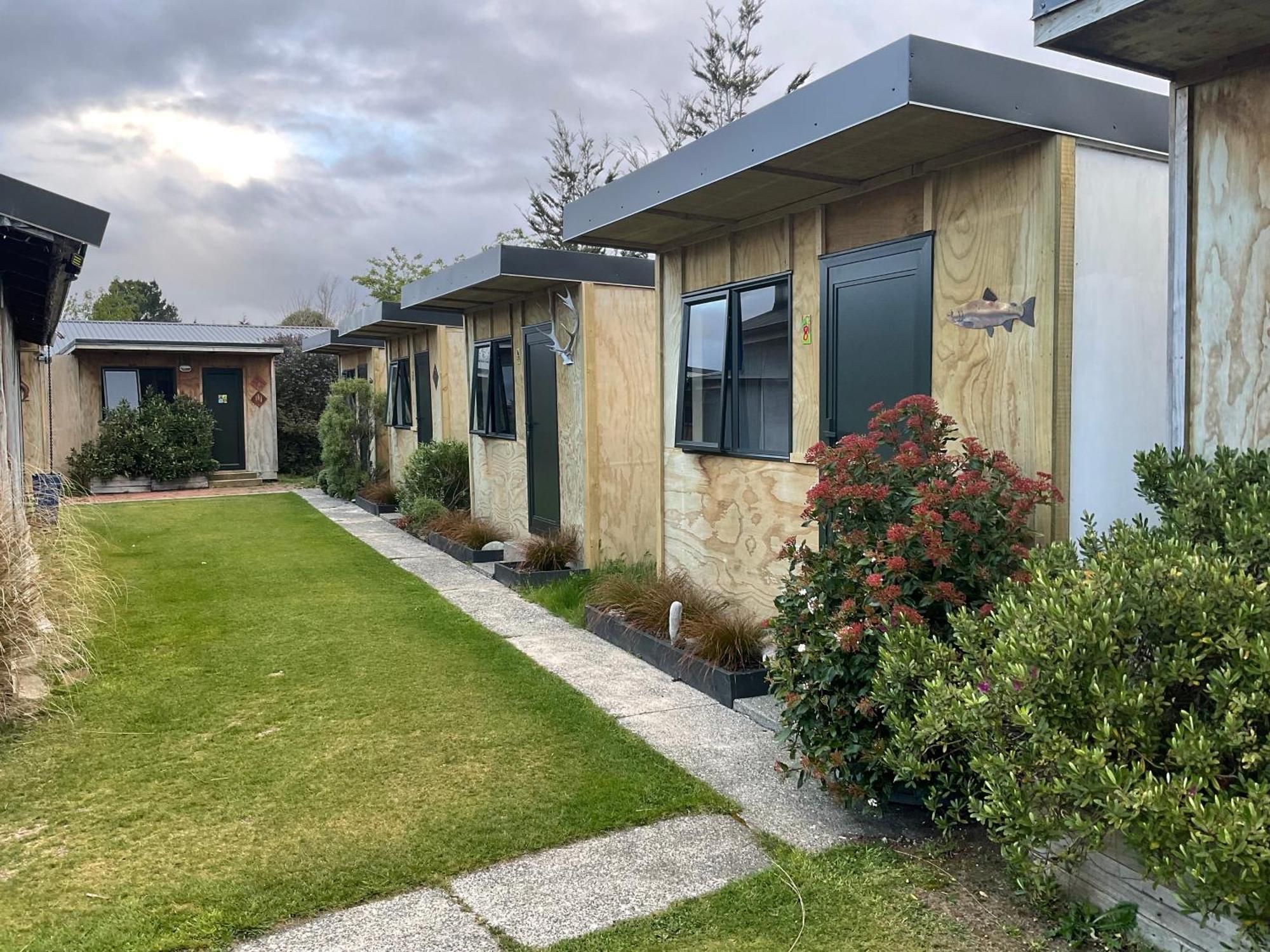 Mountains Edge Cabins Monowai Exterior photo