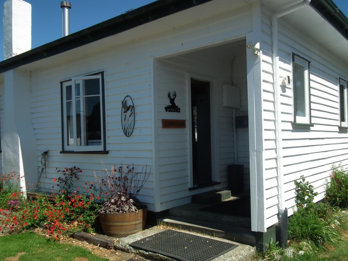 Mountains Edge Cabins Monowai Exterior photo